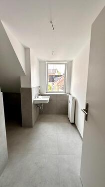 Foto - Sofort frei: renovierte 3-Zimmer-Dachgeschosswohnung mit EBK, neuem Bad & viel Stauraum