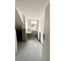 Sofort frei: renovierte 3-Zimmer-Dachgeschosswohnung mit EBK, neuem Bad & viel Stauraum - Kiel Gaarden-Ost