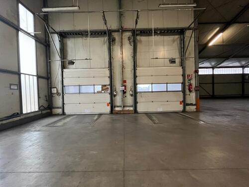 Foto - Top Lagerfläche 1.000 qm mit 2 elektrischen Rampen, ebenerdiges Tor und Freifläche