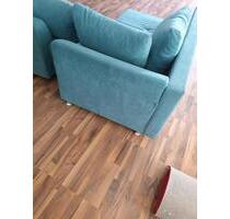 Es handelt sich um ein blaues Ecksofa, das möglicherweise über - Recke