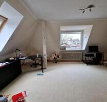 Ruhig und doch citynah: Möblierte 2-Zimmer-DG-Wohnung - Hamburg Wandsbek