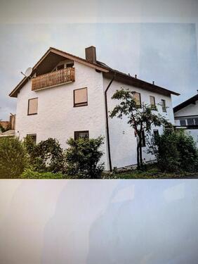 Foto - Freistehendes Zweifamilienhaus mit Doppelgarage und großem Garten