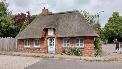 Foto - kleinstes Reetdachhaus i8n Niebüll