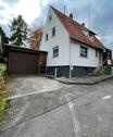 Foto - Wohnhaus mit Sommergarten, Terrasse und Garten, Garagen, Carport.