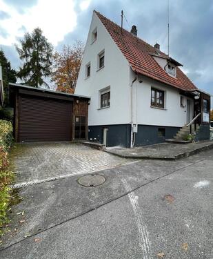 Foto - Wohnhaus mit Sommergarten, Terrasse und Garten, Garagen, Carport.