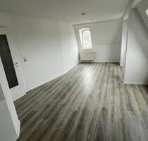 Leubnitz, niedliche 2-Zi.-Whg. mit Dusche (Dachgeschoss mit Fernblick) - Werdau