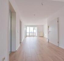 Großzügige 2‑Raum-Wohnung: Wohnzimmer und eigene Dachterrasse in ruhiger Lage - Hohenstein-Ernstthal