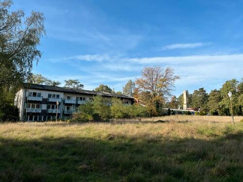 Foto - ehem. Hotel, Wassergrundstück mit Bootssteg im B-Plan-Gebiet