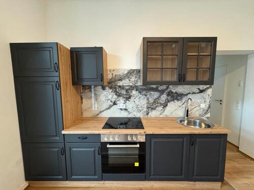 Foto - Moderne Küchenzeile dunkelblau mit Holzarbeitsplatte