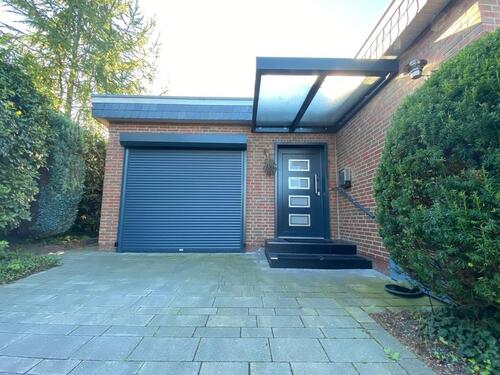 Foto - modernisierter Flachdach Bungalow (EFH+Garten Garage Tor)