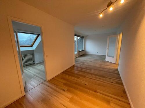 Foto - Couratgefrei: Sanierte Dachgeschoss-Wohnung in Meiendorf