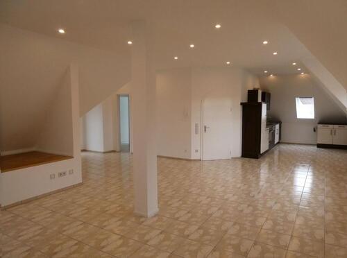 Foto - Großzügige 2,5-Zimmer Dachgeschosswohnung mit Balkon und EBK