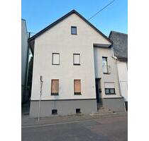 Einfamilienhaus mit Nebengebäude, Hof und Garage - Selters (Taunus)
