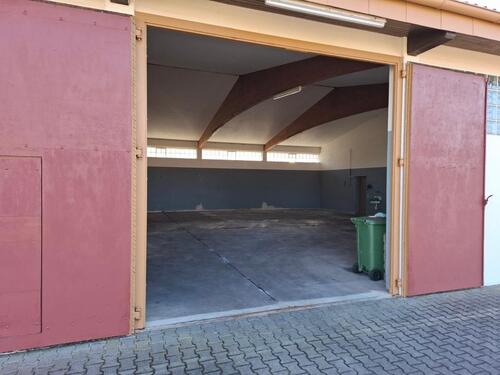 Foto - Stellplätze für WohnmbilWohnwagen in geschlossener Lagerhalle