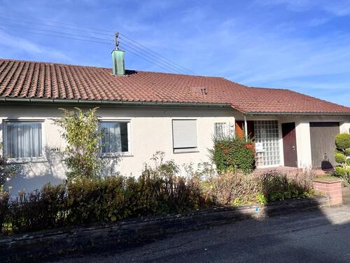 Foto - Freistehendes Einfamilienhaus mit Garage und schönem Garten