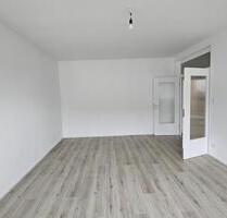 Frisch sanierte, sonnige 2-Zimmer-Wohnung mit Süd-Loggia & TG-Stellplatz – ruhig & zentral - Steinbach (Taunus)