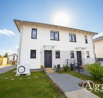 Repräsentatives Wohnen an der Stadtgrenze: Hochwertige DHH mit Privatgrundstück in gehobener Siedlungslage - Ahrensfelde