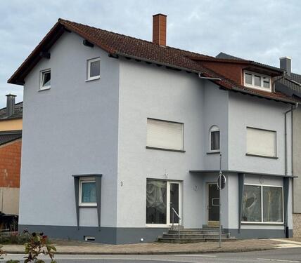 Foto - **Charmante Dachgeschosswohnung mit sichtbaren Holzbalken**