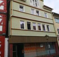 Haus mit 2 Wohnungen und einem Ladengeschäft in Hessisch - Hessisch Lichtenau
