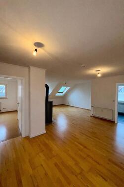 Foto - Renovierte 2ZKB Dachgeschosswohnung mit Kamin und Weitblick