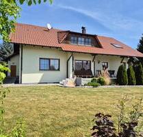 Helle 3-Zimmer-Erdgeschosswohnung mit großer Terrasse und Garten - Fensterbach