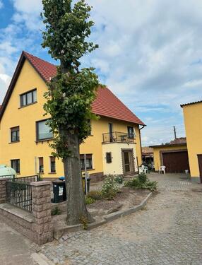Foto - Großes freistehendes Einfamilienhaus mit Garten, Keller, Garage