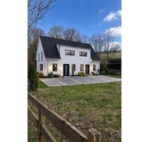 Moderne Doppelhaushälfte mit Garten in Wachtberg, Pech