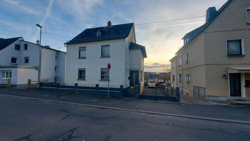 Foto - Einfamilienhaus mit großem Garten und Poolanlage