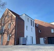 Exklusive 3 Zi.-Dachgeschosswhg. inkl. EBK, Loggia & Stellplatz. - Henstedt-Ulzburg