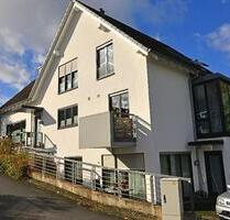Hennef: Stadtnahe, traumhafte Maisonette-Wohnung im Grünen - Hennef (Sieg)