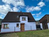 Foto - Freistehendes Einfamilienhaus mit Halle, Terrasse und Wiese