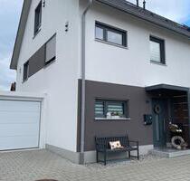 Geräumiges Reiheneckhaus in Lindenberg, extra Apartment in DG - Buchloe