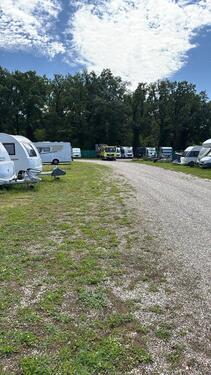 Foto - Stellplätze für Wohnwagen oder Wohnmobile und Pkw
