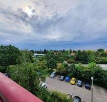 „Balkonien wartet – 3 Zimmer mit Balkon und Badewanne in der 4. Etage