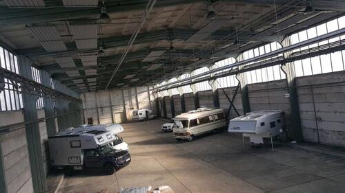 Foto - ✅ Stellplätze Innen & Außen in Waren zu vermieten – Stellplatz für Boot Wohnmobil Wohnwagen LKW uvm .