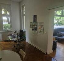 Flexible Schreibtischplätze im Berliner Altbau mit Parkett und Garten