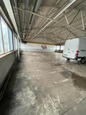 Foto - Vielseitige Gewerbehalle mit Rolltor & Lastenkran – 384 m² 