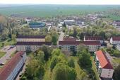 Foto - Große und Helle frisch renovierte 67,00qm 3-Zi. Wohnung mit Balkon, großen hellen Fenstern, Keller, Garten Mitbenutzung! Nur 1Km vom Geiseltalsee! Wohnen wo andere Urlaub machen, 200 m zum Supermarkt!