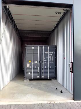 Foto - Großgarage mit Container, 400 Volt, XXL Garage, Gehwegsplatten