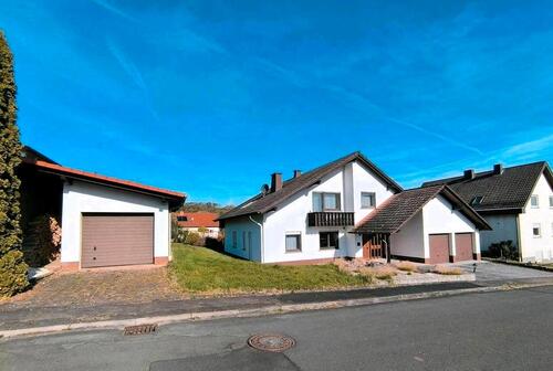 Foto - Einfamilienhaus, 2 Etagen, Keller, 3 Garagen + 3 Stellplätze