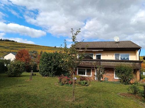 Foto - Freistehendes Einfamilienhaus mit großem Garten und Doppelgarage