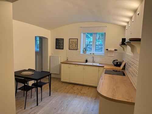 Foto - Möblierte Souterrain-Wohnung, zentral gelegen