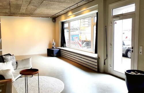 Foto - Heller Raum als Büro oder Ladenbüro mit großem Schaufenster