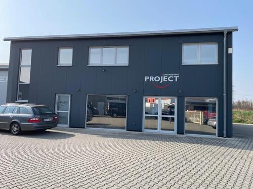 Foto - moderne Büro-, Ausstellung-, Servicefläche mit vielen Parkplätzen