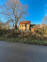 Foto - sanierungsbedürftiges Haus mit Grünfläche im Außenbereich von WSF