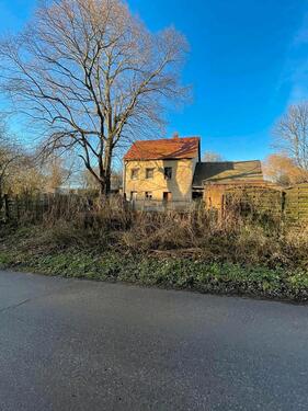 Foto - sanierungsbedürftiges Haus mit Grünfläche im Außenbereich von WSF