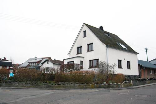 Foto - Geräumiges Einfamilienhaus mit ca. 1000 m² Grundstück & Nebengeb.