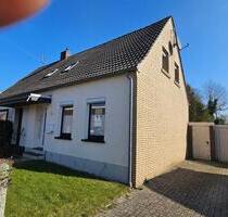 Doppelhaushälfte mit Garten und Garage zentral in Jever gelegen