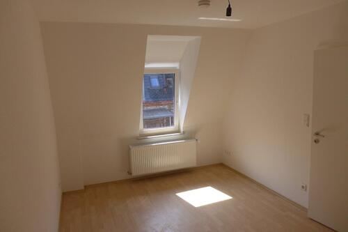 Foto - Ab 01.04.: Sanierte 4-Zi-Altbauwohnung zentrumsnah, ruhig gelegen