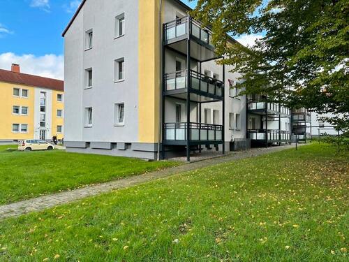 Foto - Frisch renovierte 3-Zimmer-Wohnung mit neuem PVC-Boden und großem Balkon mit Blick ins Grüne!